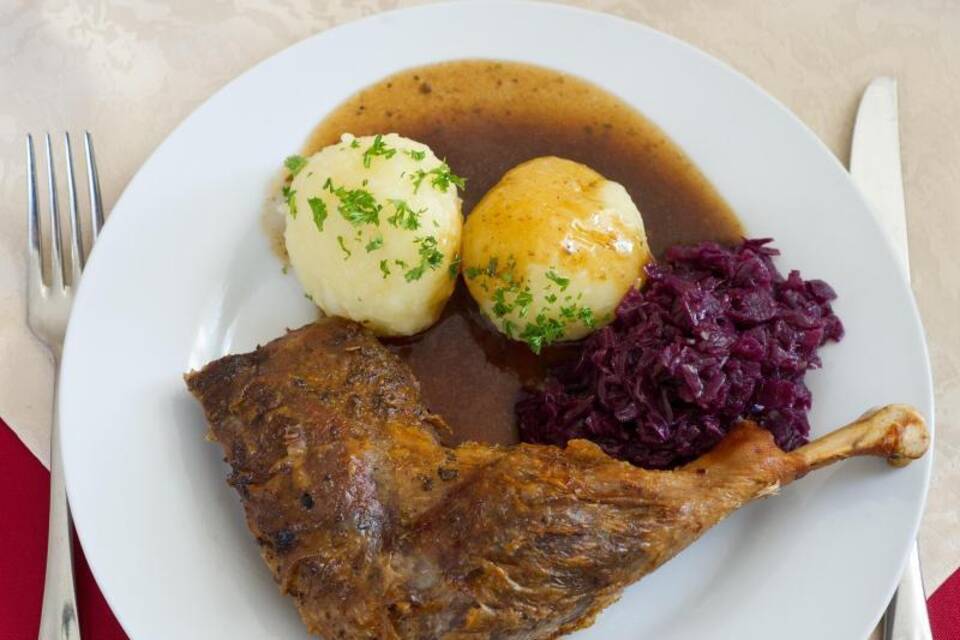 Gänsekeule, Klöße und Rotkohl Gänsekeule, Klöße und Rotkohl