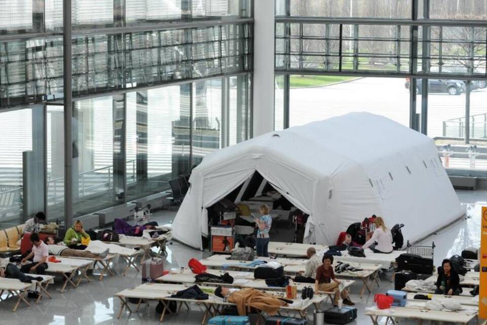 Rund 50 Passagiere übernachten am Flughafen Rund 50 Passagiere übernachten am Flughafen