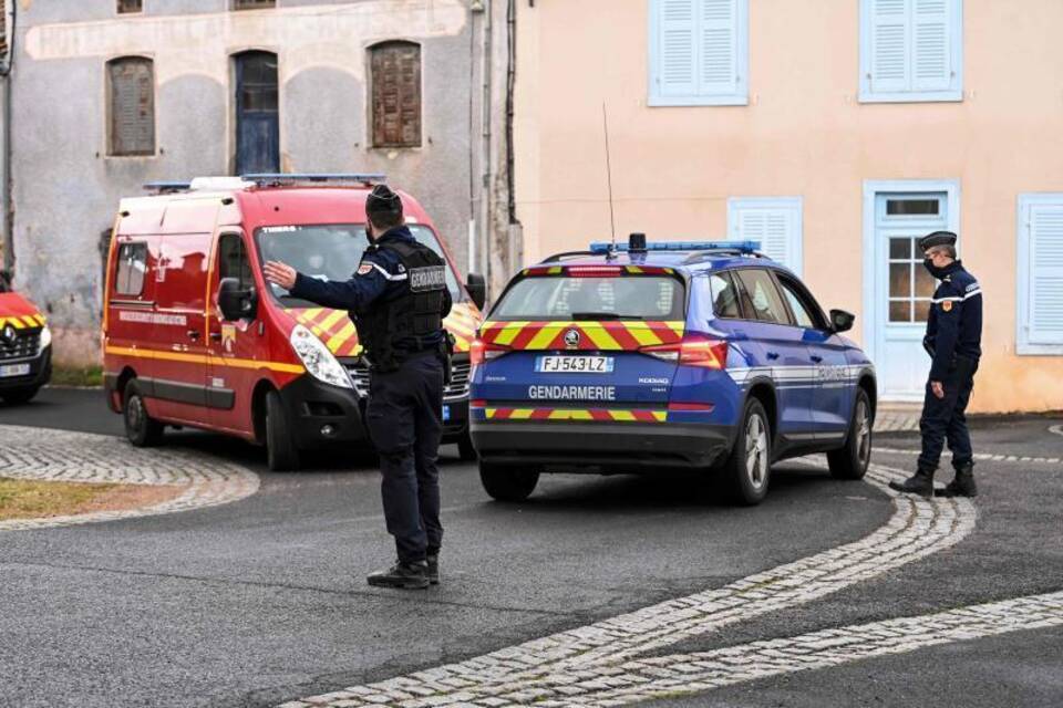 Drei Polizisten bei Rettungsversuch getötet