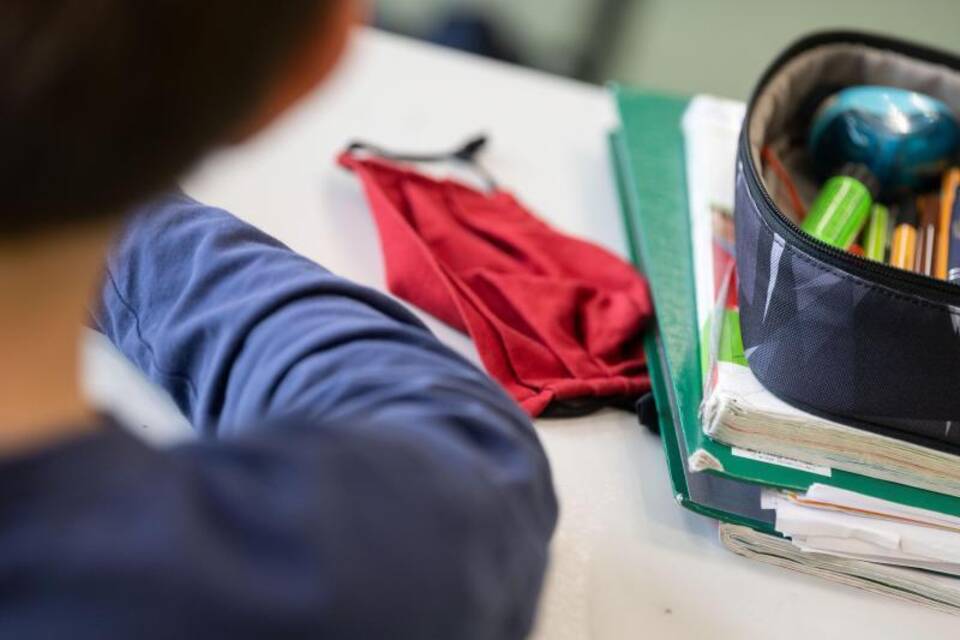 Mund-Nasen-Bedeckung liegt vor Schüler Mund-Nasen-Bedeckung liegt vor Schüler