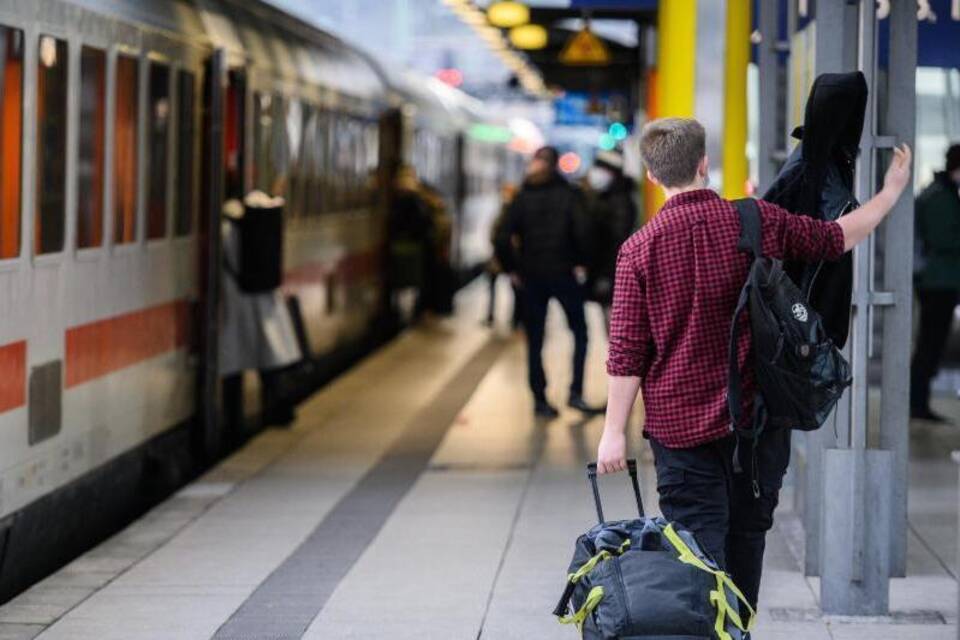 Bahn-Reisende Bahn-Reisende