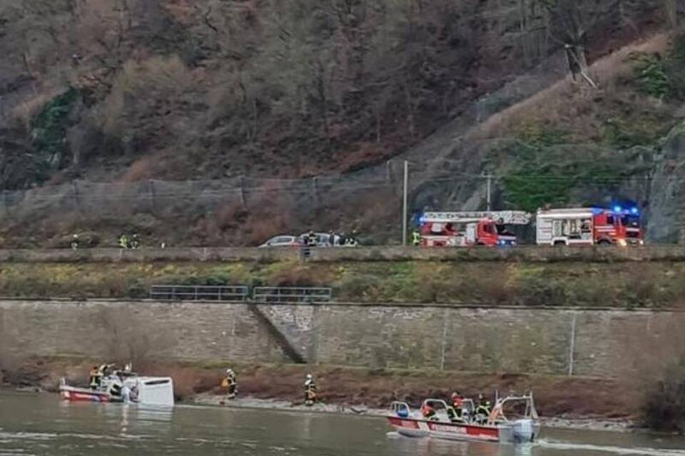 Wohnmobil treibt im Rhein Wohnmobil treibt im Rhein