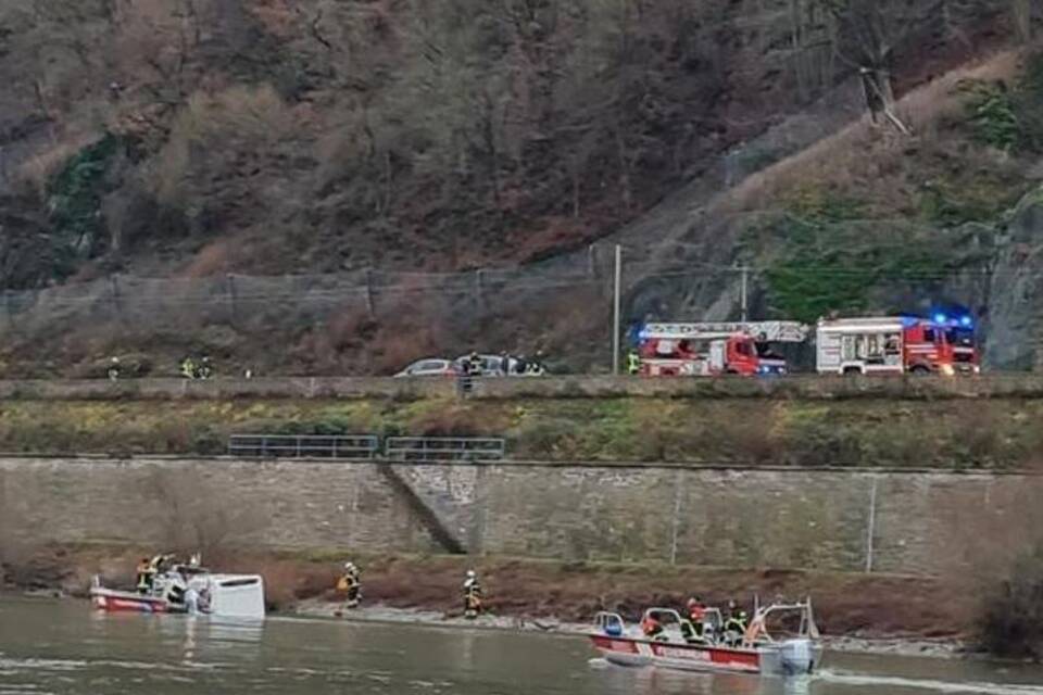 Wohnmobil treibt im Rhein