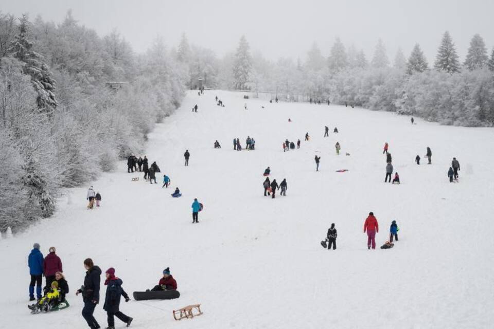Besucheransturm im verschneiten Winterberg Besucheransturm im verschneiten Winterberg