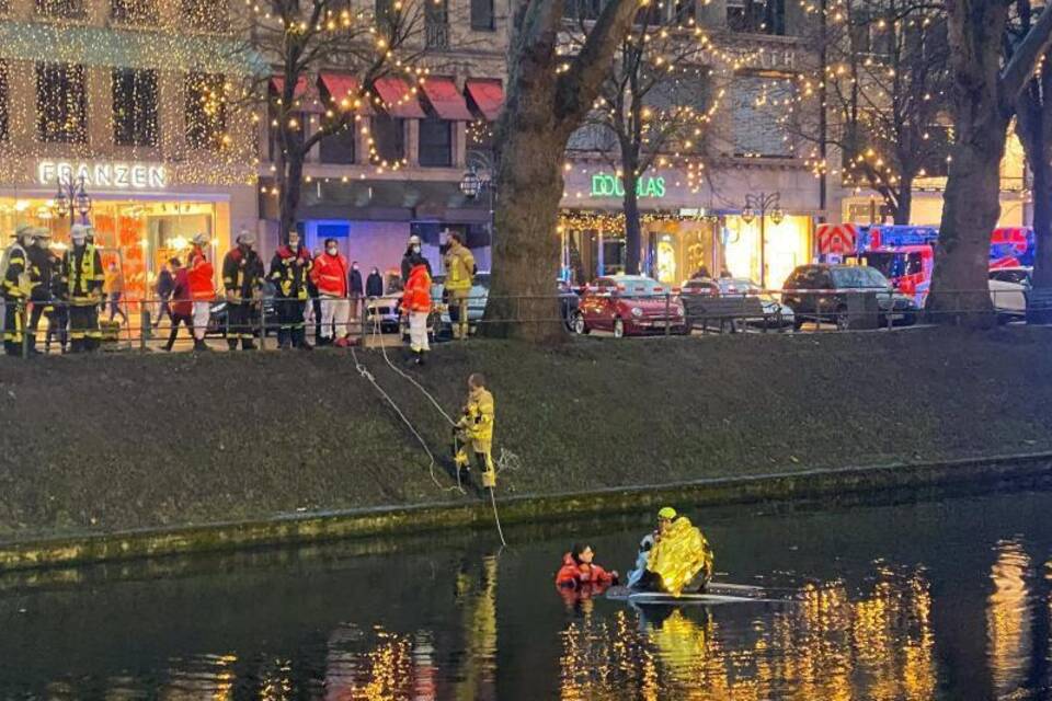 Auto fährt in Kö-Graben