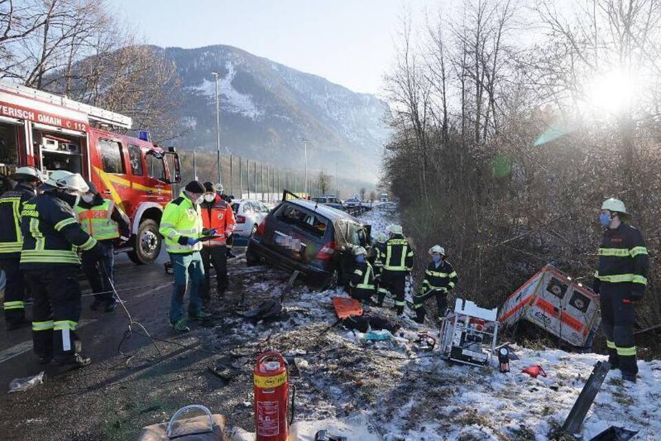 Auto stößt mit Rettungswagen zusammen