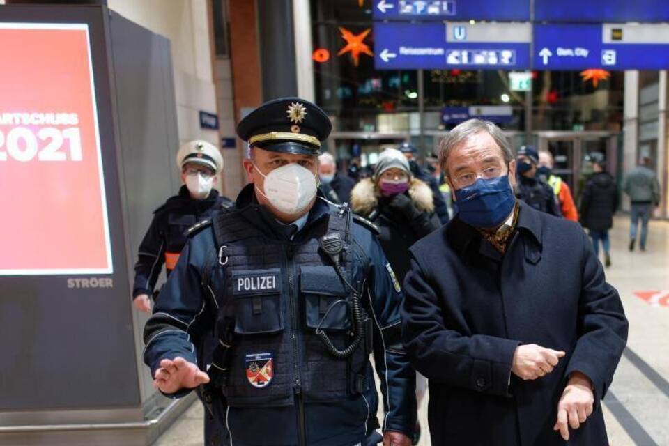 Armin Laschet am Kölner Hauptbahnhof