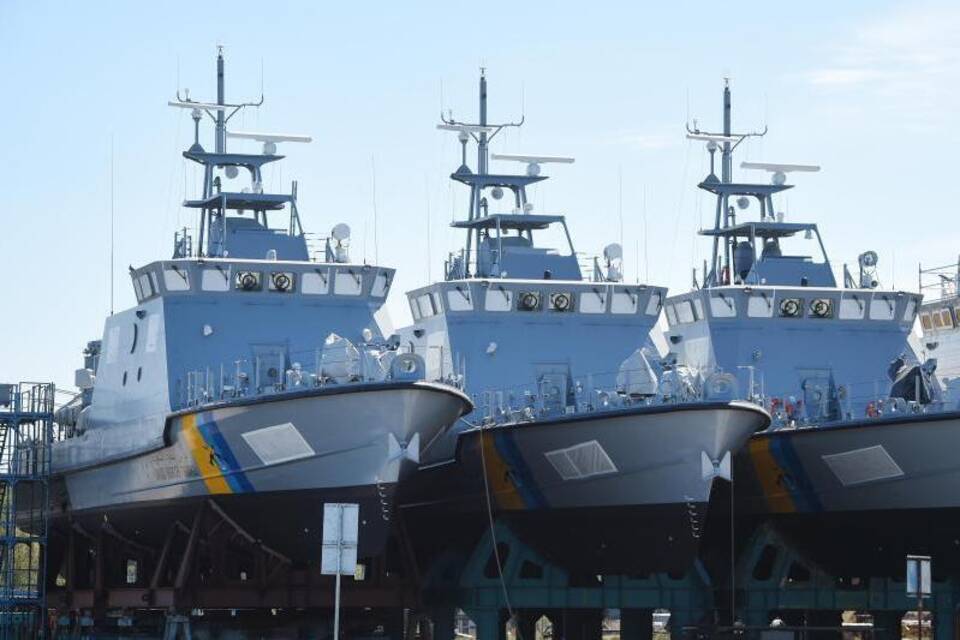 Patrouillenboote in einer Werft