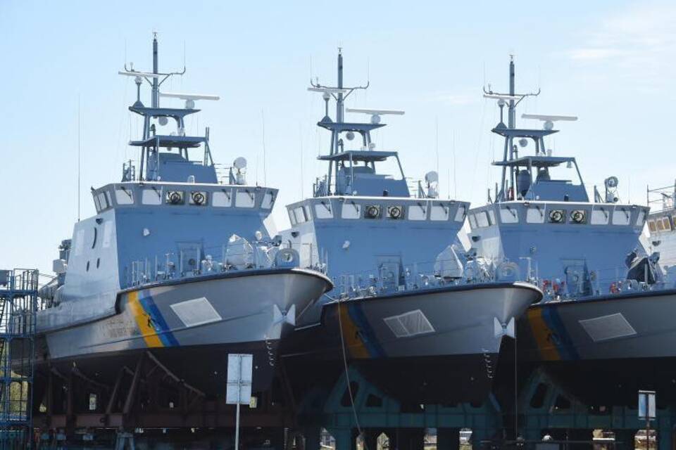Patrouillenboote in einer Werft Patrouillenboote in einer Werft
