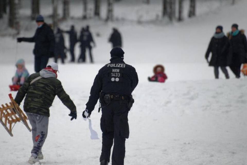 Polizist im Skigebiet