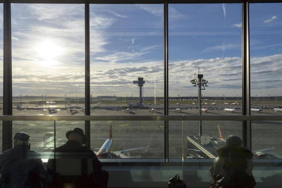 Zahl der Flugpassagiere in Berlin um drei Viertel eingebrochen Zahl der Flugpassagiere in Berlin um drei Viertel eingebrochen