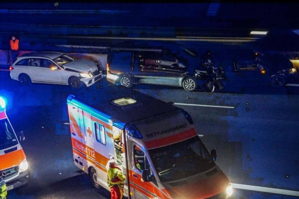 Unfall mit fünf Fahrzeugen Unfall mit fünf Fahrzeugen