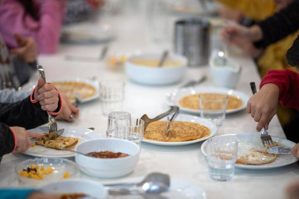Kinder essen gemeinsam in einer Grundschule Kinder essen gemeinsam in einer Grundschule