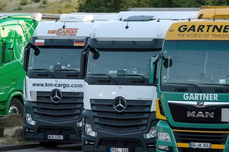 Lkw auf einem Parkplatz Lkw auf einem Parkplatz