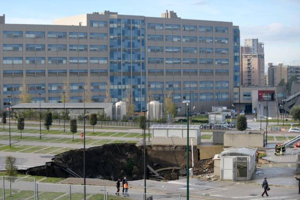 Krankenhaus-Parkplatz in Neapel eingestürzt Krankenhaus-Parkplatz in Neapel eingestürzt