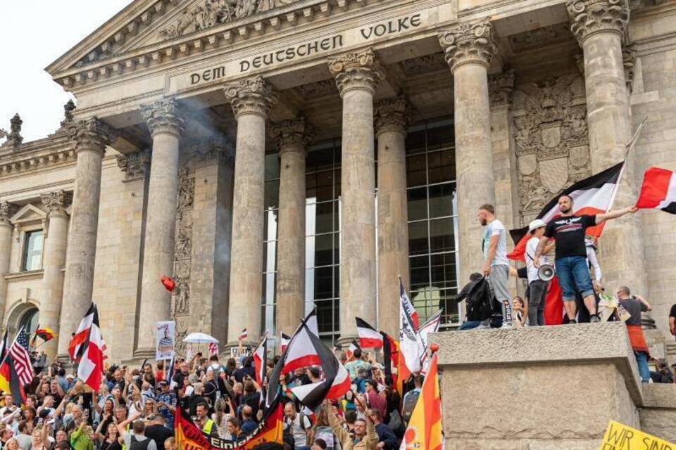 Protest auf der Treppe zum Reichstagsgebäude