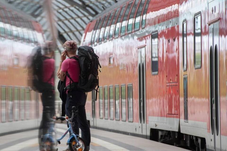 Mit dem Handy am Bahnhof Mit dem Handy am Bahnhof