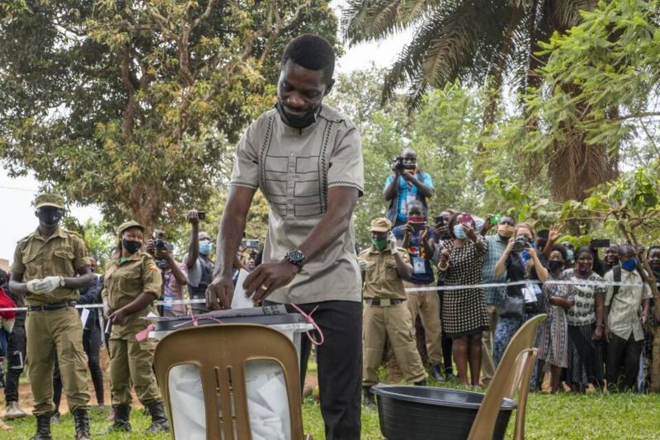 Präsidenten- und Parlamentswahl in Uganda Präsidenten- und Parlamentswahl in Uganda
