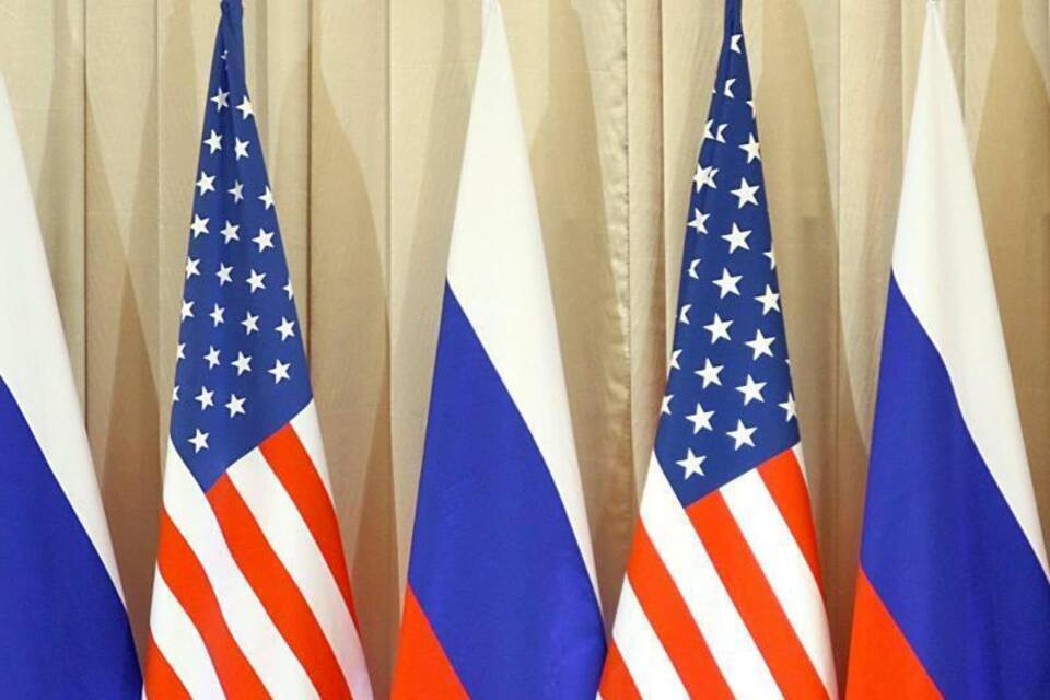 Flaggen der USA und Russlands
