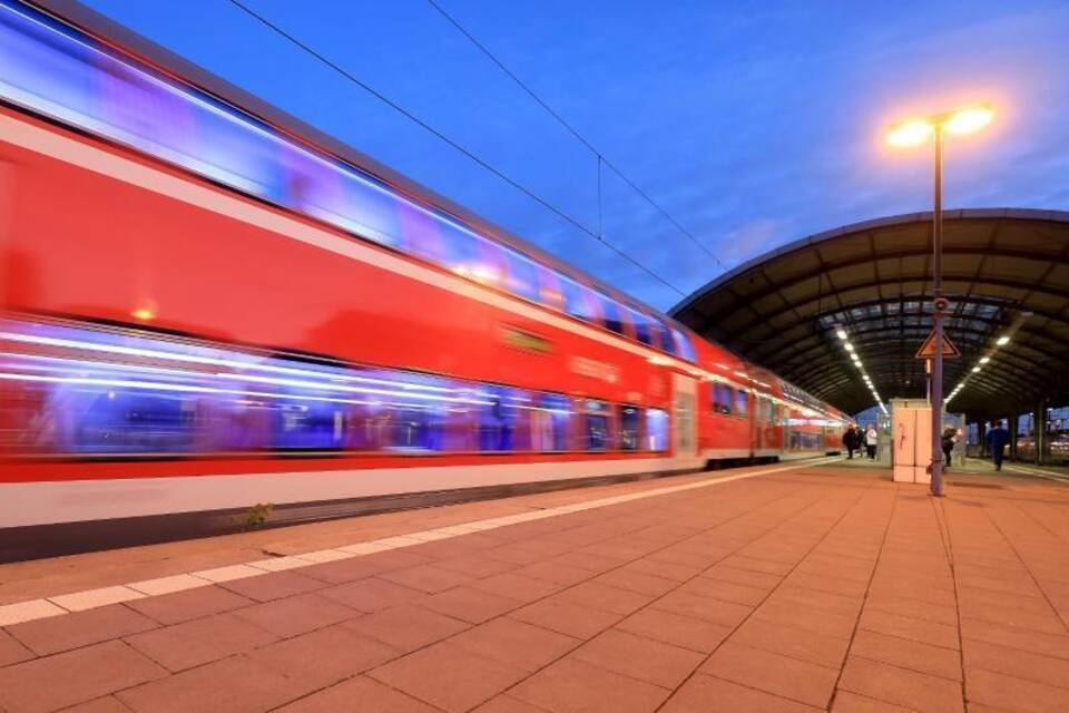 Regionalzug im Hauptbahnhof Halle/Saale