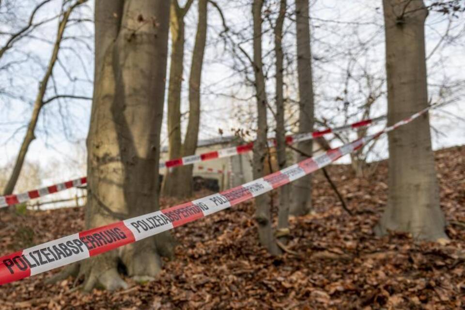 Mögliche RAF-Hinterlassenschaften im Wald entdeckt Mögliche RAF-Hinterlassenschaften im Wald entdeckt