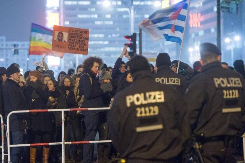 Protest gegen Bärgida in Berlin Protest gegen Bärgida in Berlin