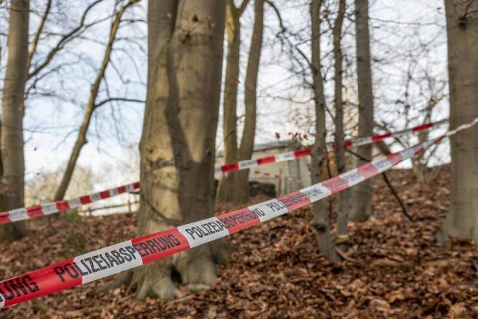 Mögliche RAF-Hinterlassenschaften im Wald entdeckt Mögliche RAF-Hinterlassenschaften im Wald entdeckt