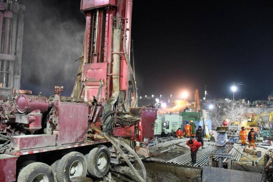 Nach Explosion in einer Goldmine in China Nach Explosion in einer Goldmine in China