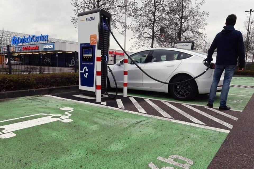 Schnellladepark für E-Autos Schnellladepark für E-Autos