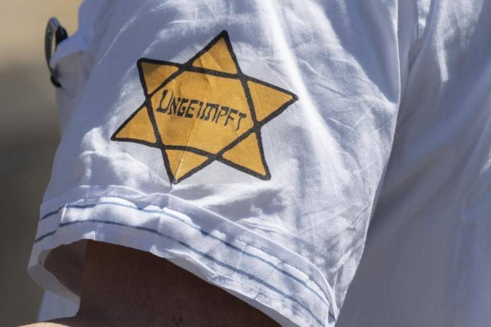 Demonstrieren mit Judenstern und Häftlingskleidung