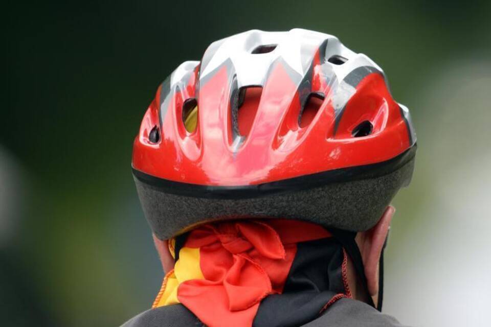 Fahrradfahren mit Helm Fahrradfahren mit Helm
