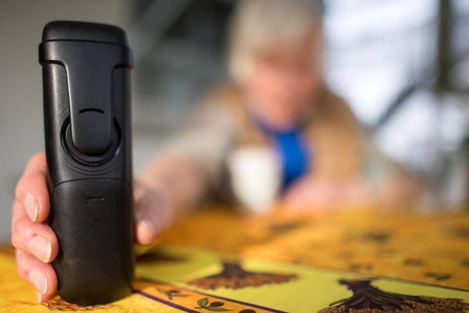 Seniorin mit Telefon Seniorin mit Telefon