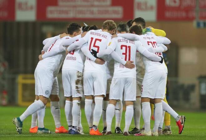 Holstein Kiel Dfb Pokal / File:Fußballspiel Holstein Kiel ...
