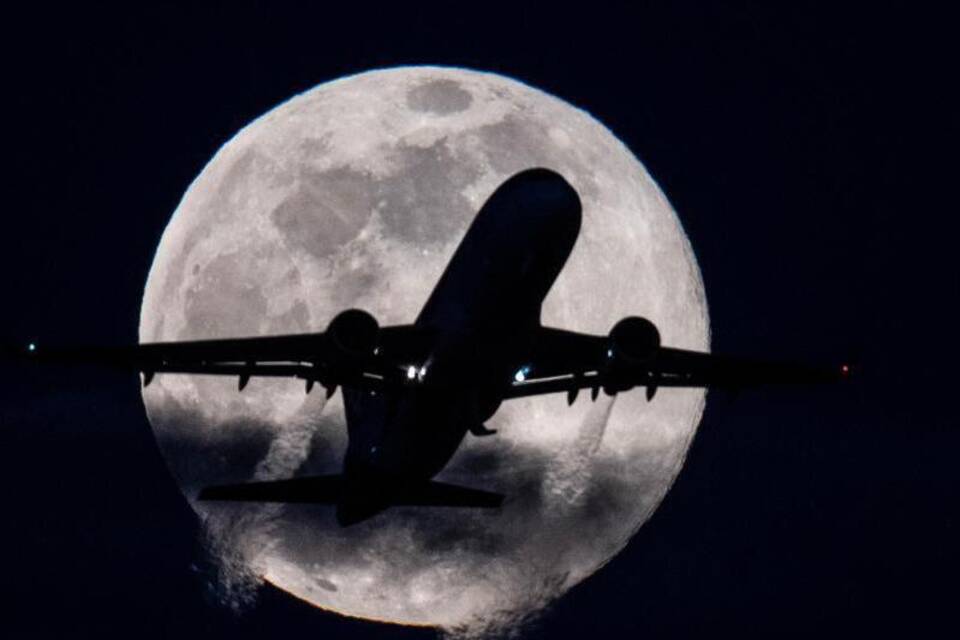 Flugzeug vor dem Mond