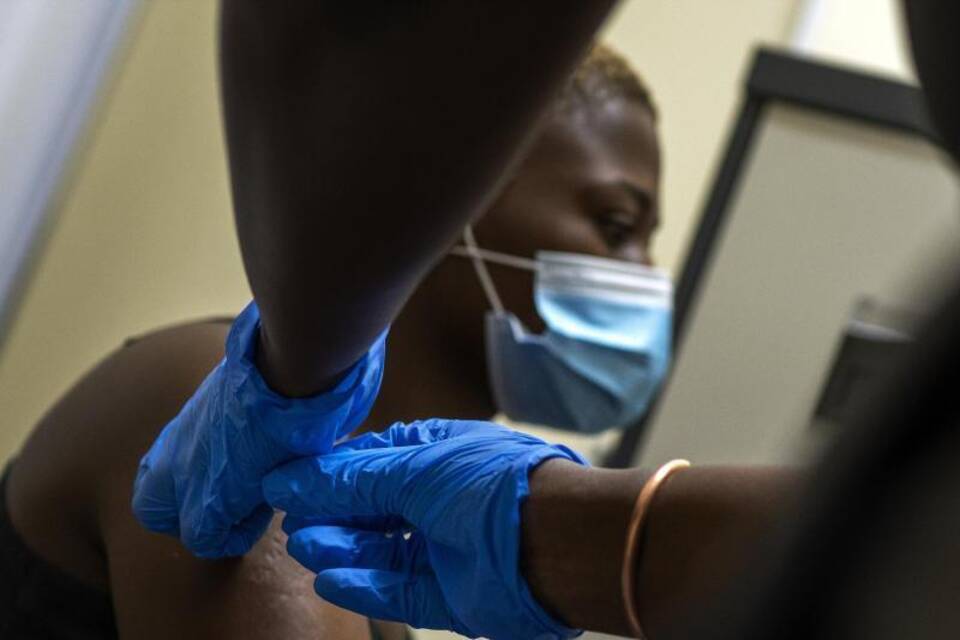 Südafrika stoppt vorübergehend Impfungen mit Astrazeneca-Vakzin Südafrika stoppt vorübergehend Impfungen mit Astrazeneca-Vakzin