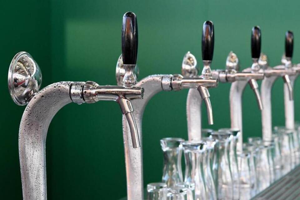 Die bittere Stunde der Brauer: Bier in den Gully schütten Die bittere Stunde der Brauer: Bier in den Gully schütten