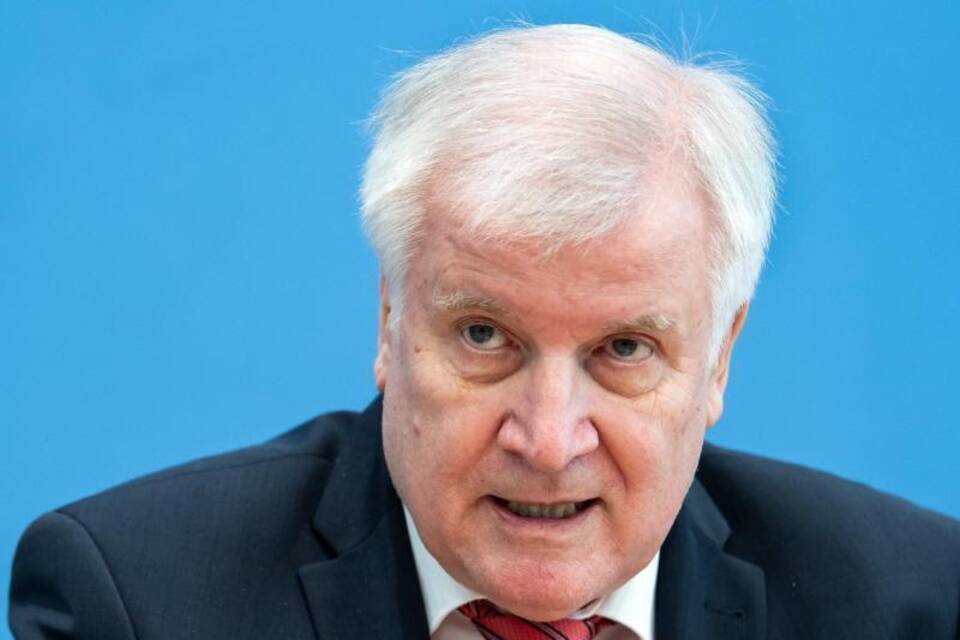 Seehofer zu Sicherheitsbehörden