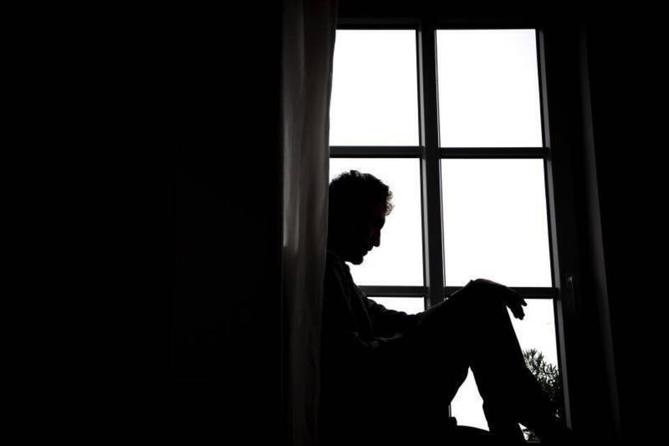 Mann vor einem Fenster Mann vor einem Fenster