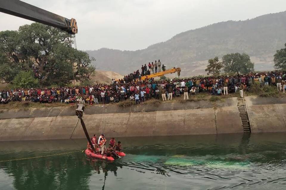 Bus in Indien stürzt in Kanal