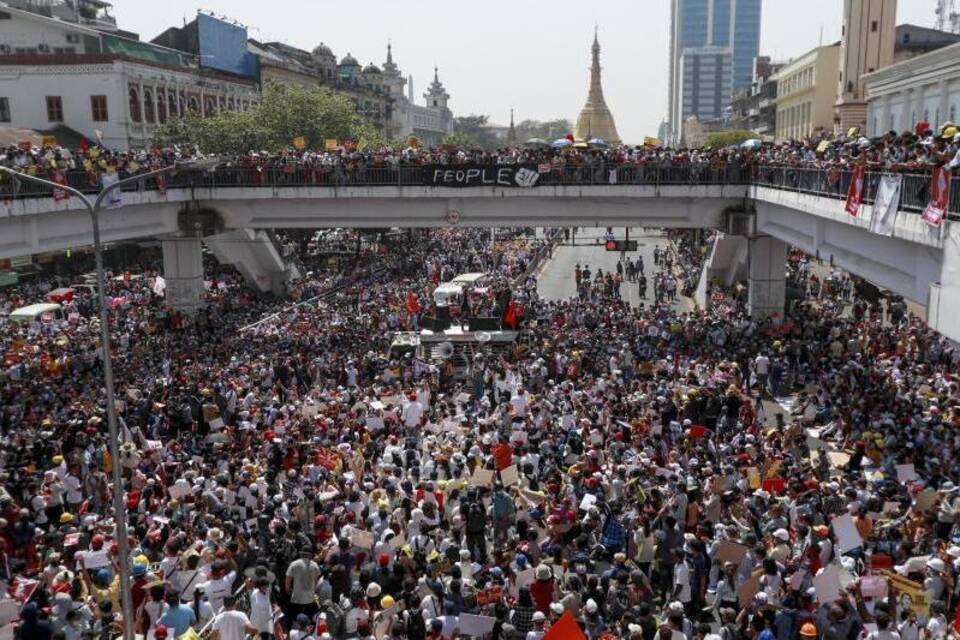 Nach dem Militärputsch in Myanmar - Proteste Nach dem Militärputsch in Myanmar - Proteste