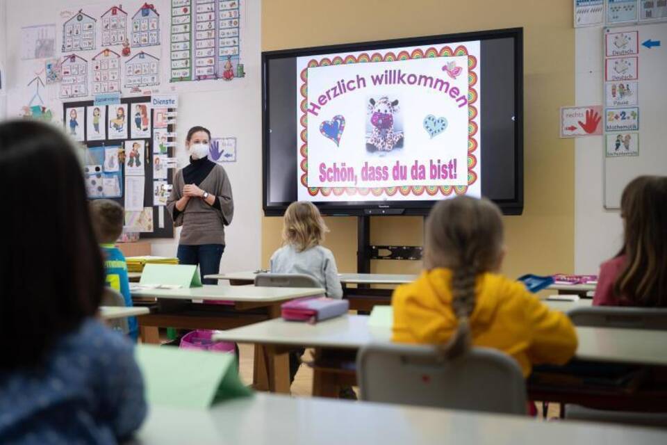 Grundschulen und Kitas öffnen wieder teilweise Grundschulen und Kitas öffnen wieder teilweise