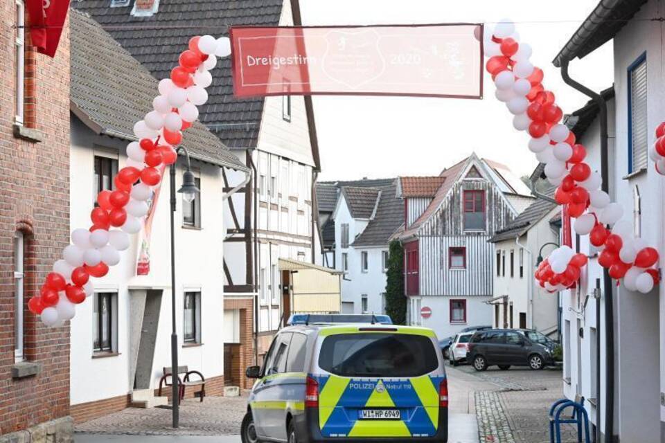 Polizeifahrzeug vor Ort