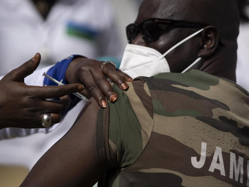 Corona: Ghana erhält als erstes Land Impfstoff von Covax ...