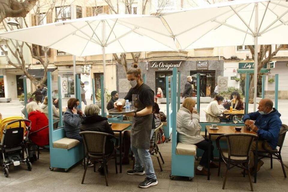 Gäste auf der Terrasse Gäste auf der Terrasse