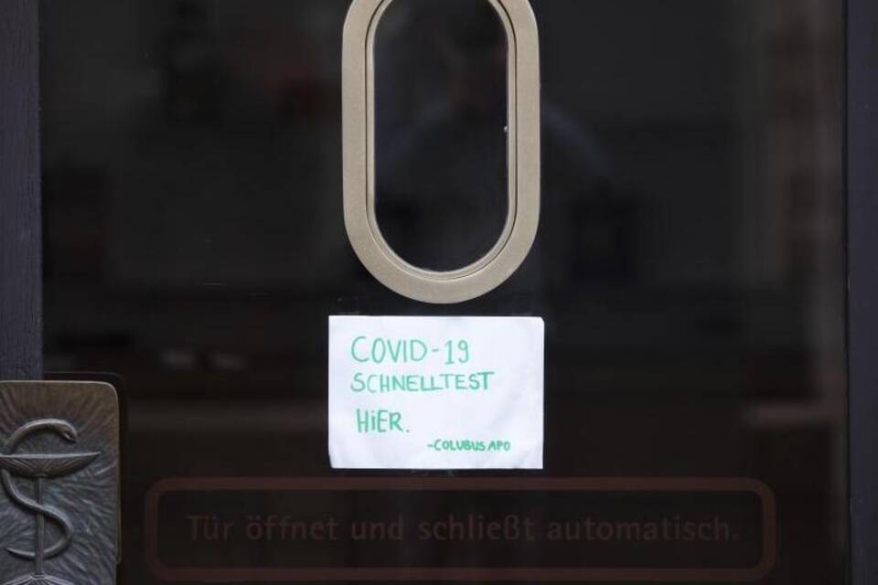 Coronavirus - Kleinstadt-Fußgängerzone Coronavirus - Kleinstadt-Fußgängerzone