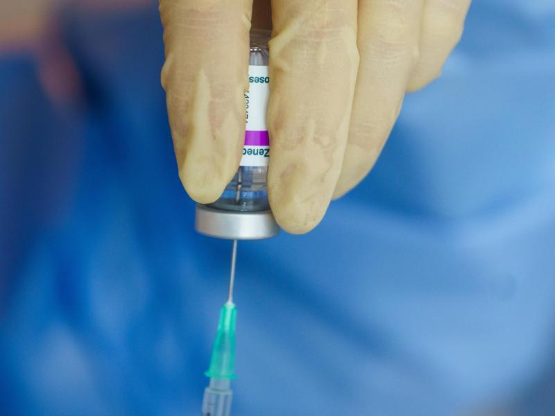 Corona: Impfstoff von Astrazeneca auch für Menschen ab 65 ...