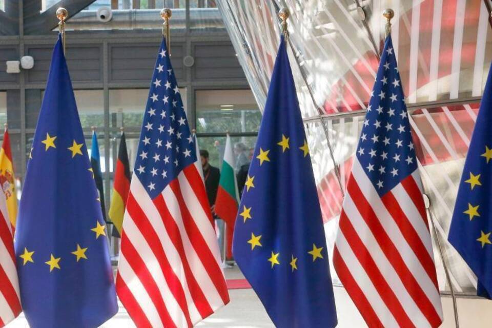EU-Flaggen und amerikanische Fahnen