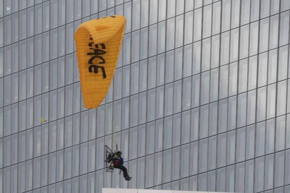 Greenpeace-Aktion an der EZB in Frankfurt Greenpeace-Aktion an der EZB in Frankfurt