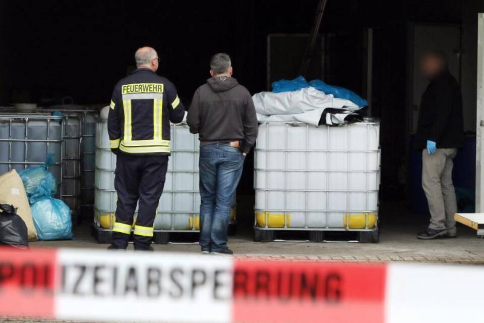 Polizisten bewachen Drogenlabor