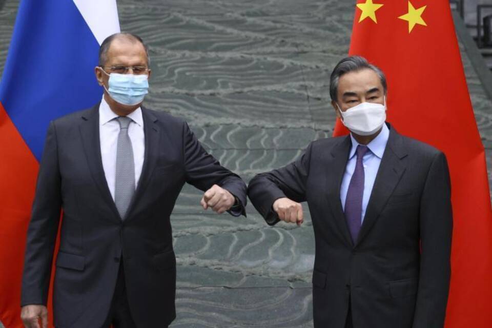 Wang Yi und Sergej Lawrow